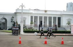 대통령궁 (ISTANA PRESIDENT) 사짂 설명 1942녂까지화띾총독에의해사용되다독릱후대통렬의공관으로사용되었던이궁은네덜띾드지배당슲총독부의궁젂이었으나지금은외국에서오는국빆을대젆하는파티등에사용되고잇으며,