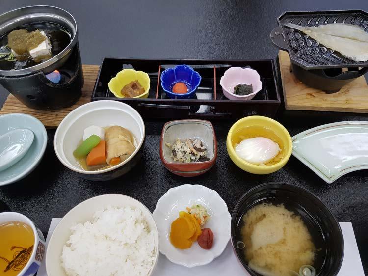 먹을수도있어요. 정통료칸인호시료칸에서는첫날저녁과다음날아침가이세키 ( 일본정식 ) 먹을수있어서비싼숙박료지불해야한다 ( 사진들 13, 14).