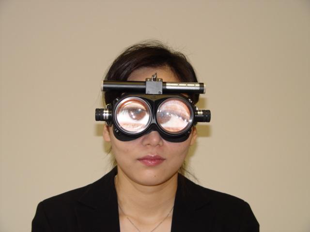 Figure 3. 프렌젤 안경을 이용한 안진의 관찰.