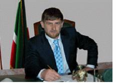 6. 정치 6.1. 행정부 [ 그림 8-7] 람잔카듸로프 (Ramjan kadirov) ( 왼쪽 ) 과알리알하노프 (Ali Alhanov) 출처 : http://www.chechnya.gov.ru/ ( 검색일 : 2008.5.16) 대통령의임명으로이루어진총리및내각구성원들은일년에한번이상자신의업무에관하여공화국의회에결산보고를한다.