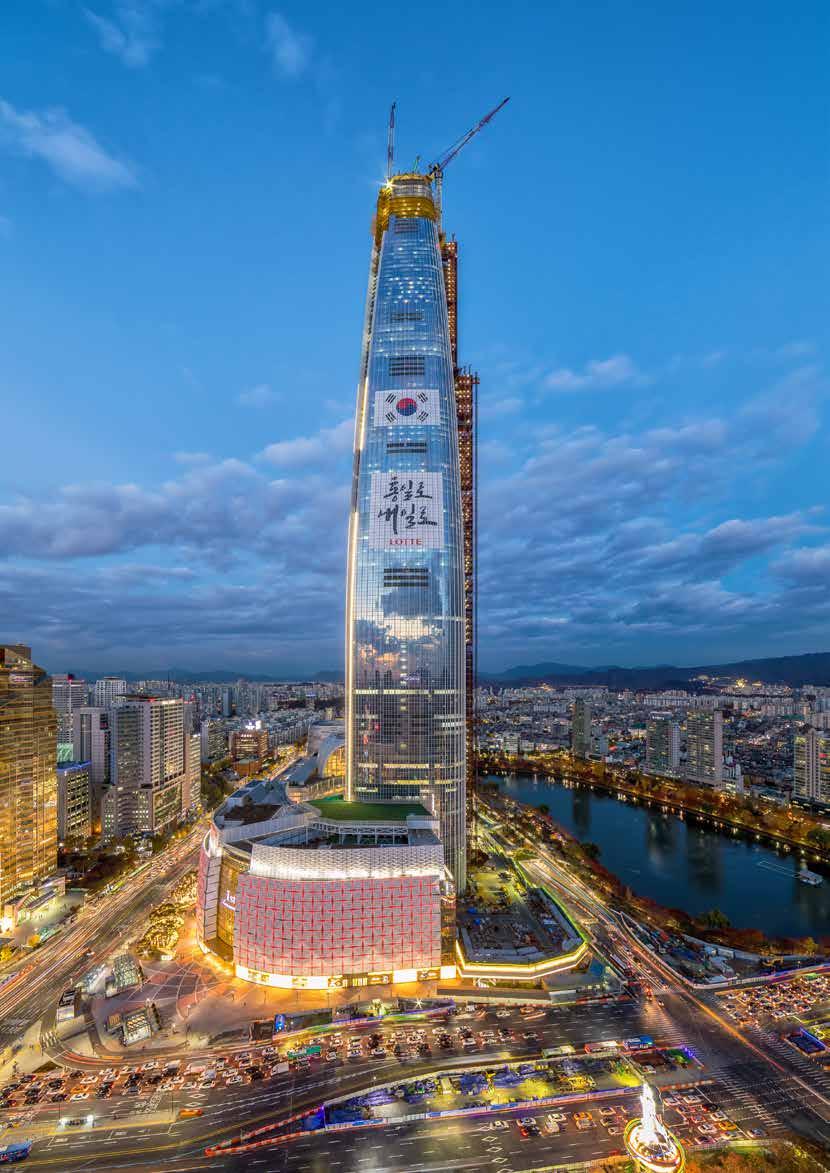 우리는대한민국의수도를대표하는아름답고기념비적인빌딩을원했고, 오티스는우리의이런비전을실현해주었습니다. Lotte World Tower 555m에달하는롯데월드타워는대한민국의수도서울을한눈에내려다봅니다. 또한매끄럽고독특한첨탑형상은한국전통예술형태에서영감을얻은디자인입니다.