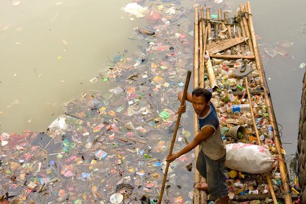02. 문제및원인진단 _ 폐기물문제의원인 1. 관리및처리에대한인식부족 - 언론 A common belief among Indonesians is: the janitor will pick it(garbage) up anyway, so why bother? Throw your waste responsibly, Jakarta Globe, 2013, 07. 12.