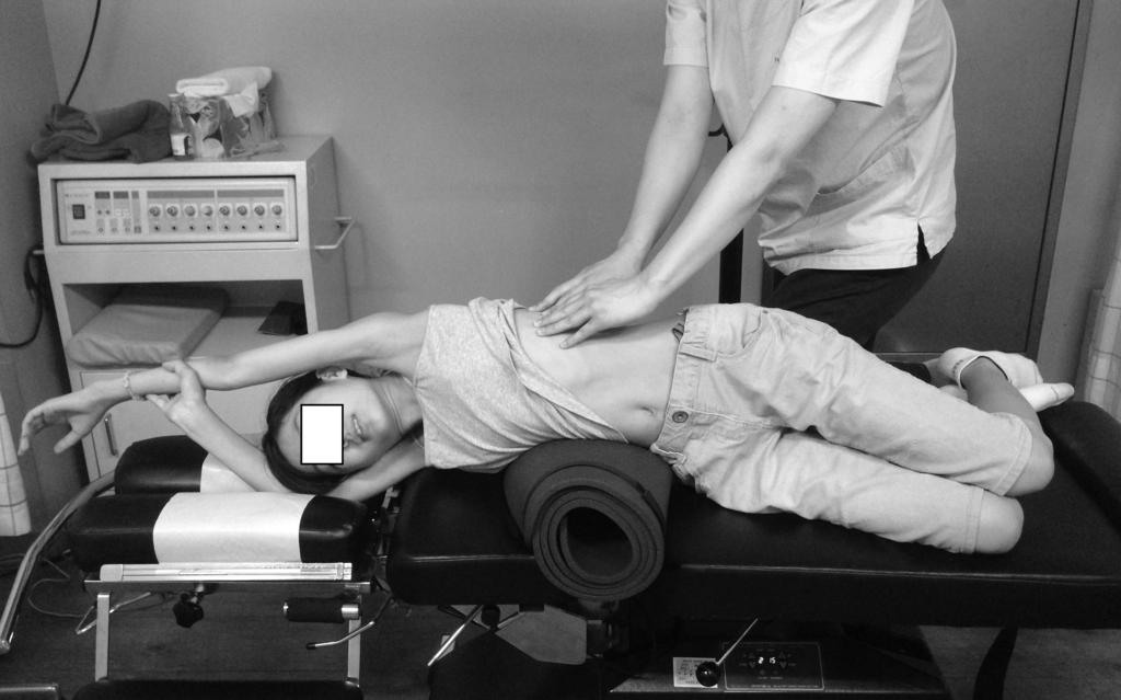 근에너지기법(Muscle Energy Technique)과 Schroth Method를 이용한 특발성 척추 측만증 호전 1례 사는 환자의 왼쪽 겨드랑이를 통해 왼쪽 팔을 통과시켜 의 상단 및 하단에 선을 긋고 이와 직각이 되는 선을 그 오른쪽 어깨를 감싸 쥔다. 어 서로 교차되는 각도를 측정한다.