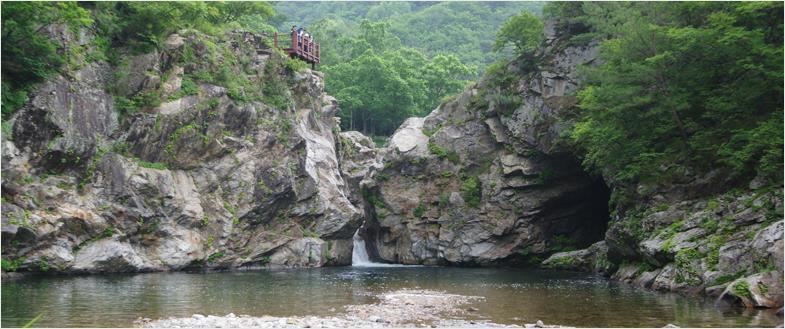 Dutayeon Valley Dutayeon ecological tour course as an alley to Geumgangsan Mountain had been the off-limits militarized zone for 0 years until it was open to the public in 200.