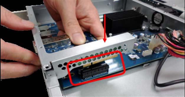 9. 라이저카드의금색가장자리에있는노치를 PCIe 슬롯의노치와일치시킵니다.