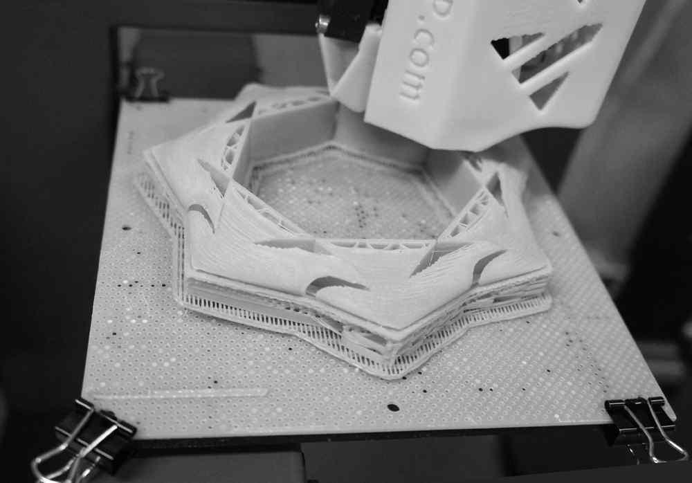 CNC조각기의 Tool을 사용하여 형태를 제작하는 방식으로는 내경이 좁아 조형작업이 불가 능하지만, 3D 프린터의