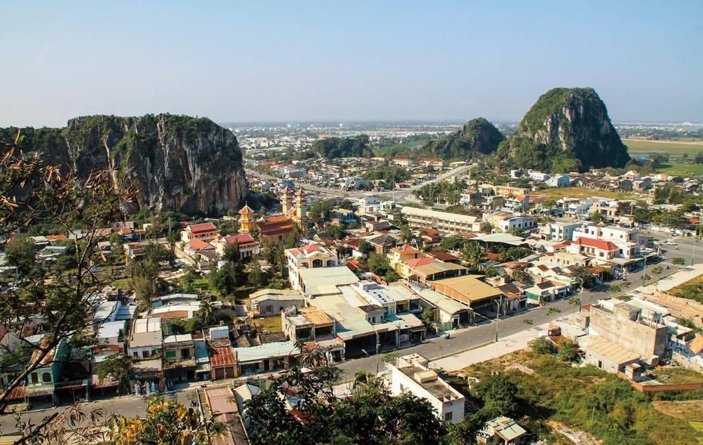 케 05 04 ダナン市内旅行のすべて 現在ベトナムは韓国人の訪問率が格段に上がり 東南アジアの必須旅行地と なった 特に中部に位置するダナンは 観光とリゾートを同時に楽しむこと 48 ので旅行しやすい 特に朝と夕方が涼しい3月が最適だ ダナン国際空港から4km離れた市内に到着したら 車で10分の距離にある漢 江(Song Han)に向かおう 漢江のランドマークと呼ばれる4つの橋の中で 龍