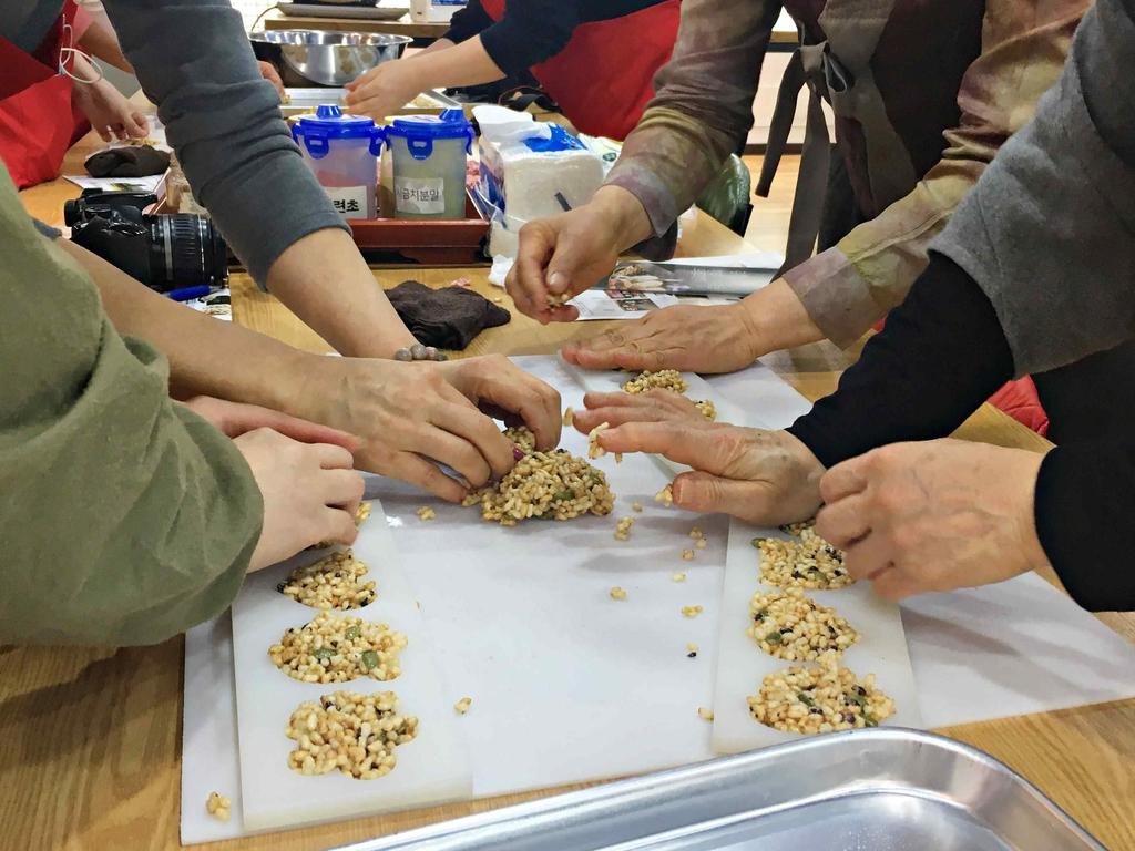 체험 홍보관이 신규 오픈 국가로부터 우수성을 인증받은 75명의 식품명인과 함께 하는 다채로운 요리 체험 프로그램 운영 외국인 관광객이 한국의 전통주와 전통 다과를 직접