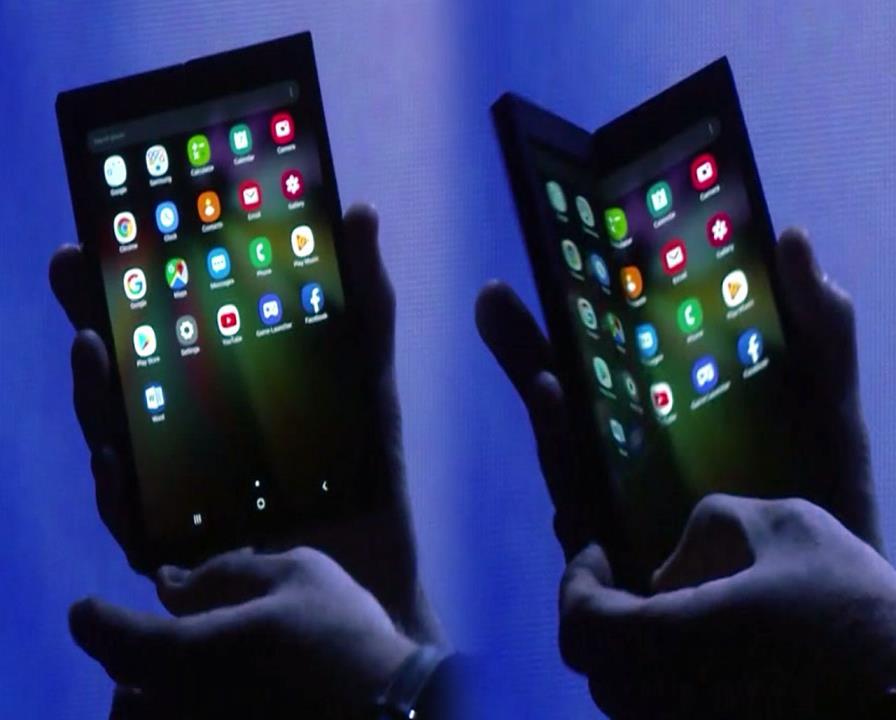 LG 디스플레이, Touch 일체형 OLED 기술확보시급하다 현재삼성디스플레이는 Touch 일체형 OLED 패널을생산할수있는유일한업체로서기술적차별화를통해당분간중소형 OLED 시장내선두위치를유지할것으로전망.