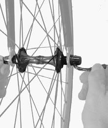 타이어압력검사 타이어옆면에표시되어있는권장공기압까지타이어에공기를주입합니다. 브레이크검사 자전거에사용되는브레이크종류에해당하는지침을따르십시오. 경고브레이크가제대로작동하지않는경우자전거를타지마십시오. 브레이크시스템이손상되거나올바르게조정되지않으면조정성능이저하되어낙상사고가발생할수있습니다. 운행전에는항상브레이크전체를검사하십시오.