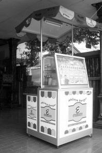 인도네시아 < Edam Burger > < Pempek Wong Kito 19 > 자료원 : 자카르타무역관 대표적현지프랜차이즈브랜드는 1982년에설립된 Es Teler 77임.