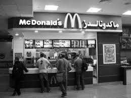 KOTRA 자료 13-045 신흥국프랜차이즈시장동향과진출방안 프랜차이즈의국적별비중은미국을비롯한외국계프랜차이즈가압도적으로많음. - 두바이를비롯한 UAE 시장이개방화되어있어다양한글로벌프랜차이즈들의진출이가능함. 외국계프랜차이즈진출사례 McDonald s( 햄버거등패스트푸드 ) - 1994년에 Emirates Fast Food Co.