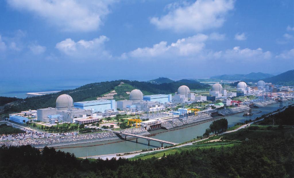 2. 세계원자력발전현황 1956년세계최초의상업용원자력발전소인영국의콜더홀발전소가운전을시작한이래세계각국은 원자력발전의개발및이용을꾸준히추진해왔습니다. 일본원자력산업회의의최근자료에따르면 2008년현재 31 개국가에서 435기의원자력발전소가운전중이며, 설비용량은 3억 9,224만 1천 kw로나타났습니다. 또 43 기의원전이건설중에있습니다.