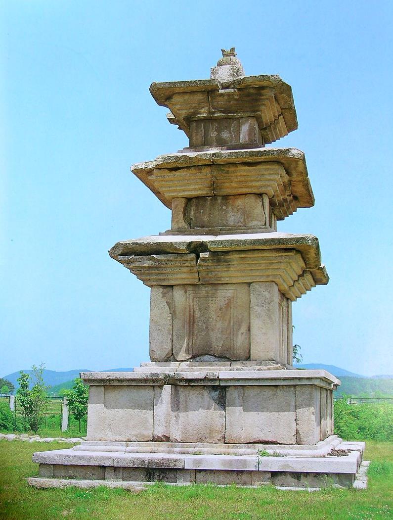 감은사지 ( 感恩寺址 ) 삼층석탑, 통일신라 682 년, 높이 13.