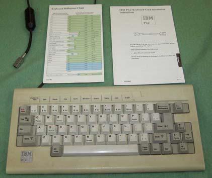 애플의키보드와달리 1983년출시된 IBM의 PC인 IBM PC Jr. 은그나마지금사용하 는키보드와부분유사한형태를갖추기시작했다. 62개의키로구성된키보드는애 플과달리 PC 와분리형으로출시되었다. 이후 XT, AT 가출시되면서불편했던엔터키, Shift 키의크기와위치등의배열이달라지기시작했다.
