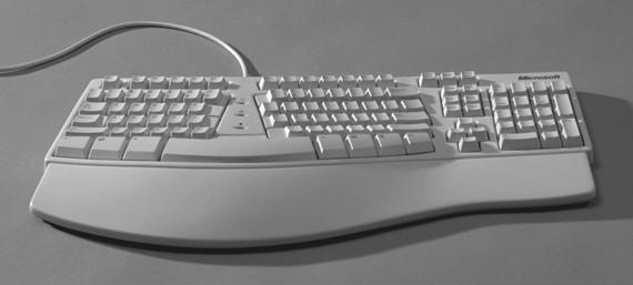편안한타이핑을위한인체공학적설계 그와함께인체공학적인디자인에대한연구와제품개발도끊임없이이루어졌다. MS가 2000년초에출시한 MS Natural Keyboard는키보드시장을크게흔들어놓았다.