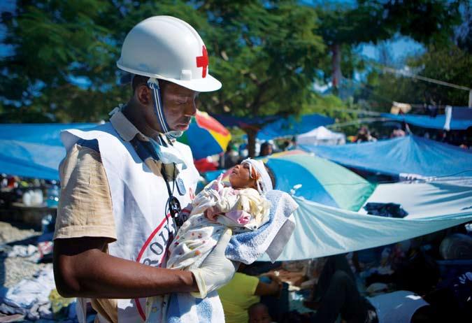 Emergency Report ICRC in Haiti 의료진의치료가필요한 3,000 명의아이티인들이모여있는캠프 IFRC/Eric Quintero 부상당한사람들을도와주고있는아이티적십자사자원봉사자들과직원들 IFRC/Eric Quintero 아이티적십자사자원봉사자가생후한달된여자아기에게응급처치를하고있다. 아기엄마는 2010 년 1 월 12 일아이티를강타한 7.