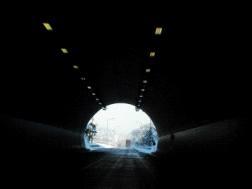 자동차운전면허학과시험 1 종대형 특수 1 2 종보통문제은행 500 다음상황에서가장안전한운전방법 2가지는? 1 터널밖의상황을잘알수없으므로터널을빠져나오면서속도를높인다. 2 터널을통과하면서강풍이불수있으므로핸들을두손으로꽉잡고운전한다. 3 터널내에서충분히감속하며주행한다.