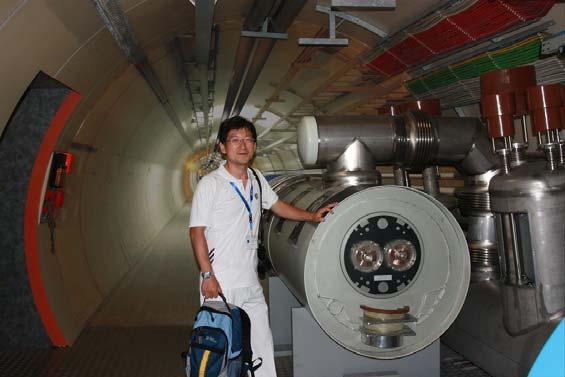 여의도중학교신명석 그리운 CERN [LHC 모형앞에서 ] 2012년우수과학교사스위스제네바유럽핵입자물리연구소 (CERN) 연수대상자 에선정되었다는소식을들은날, 마음이들떠꿈을꾸고있는것같았다. 입자물리학에관심이있어서석사과정을교육학이아닌실험으로학위를한나에게 CERN은막연히 나도한번이곳에가봐서공부하고싶다 라는생각했던곳이다.