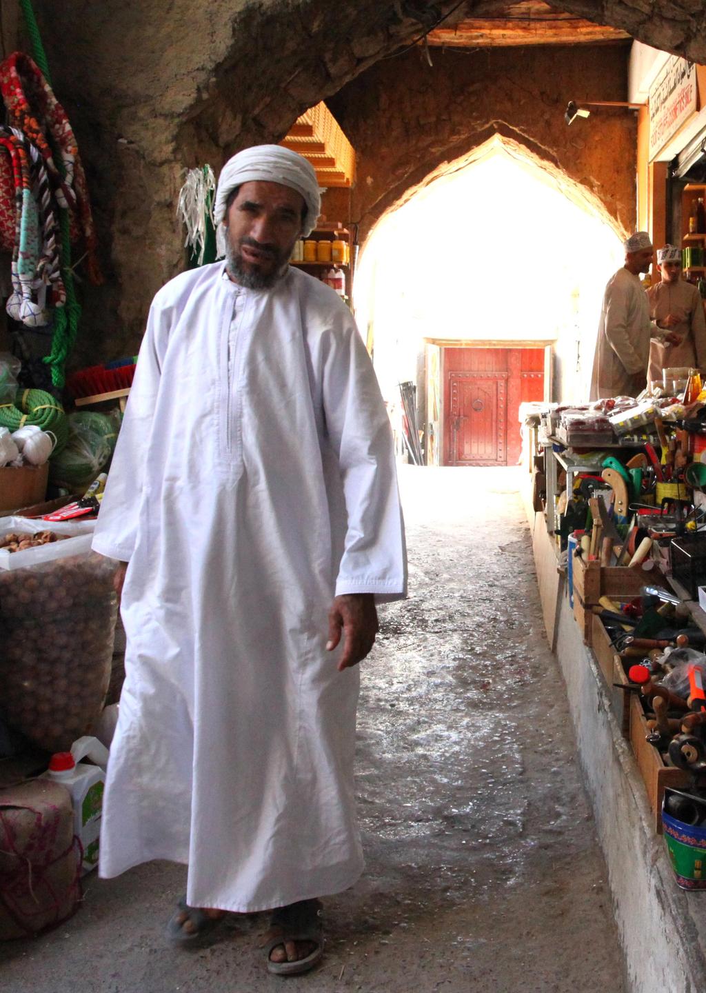 16 <그림 12> 아랍지방 전통의 흰색 장옷을 입은