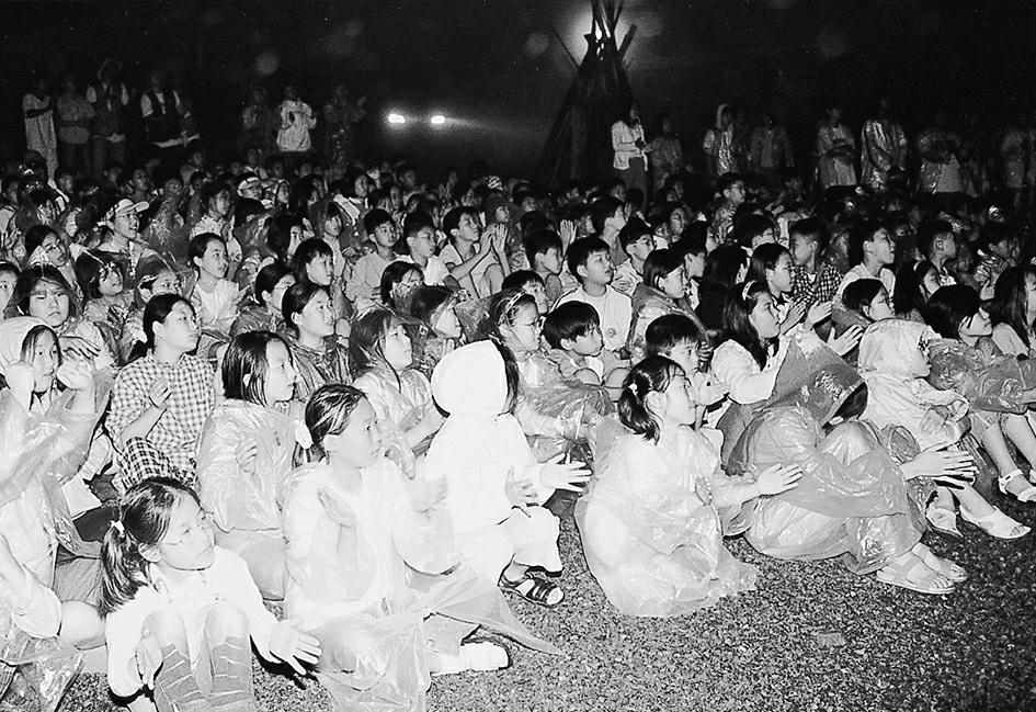 57-90. 여름자성학교 연합캠프(2003.7.24~26) 자성동이들의 즐거운 세상 _제1차 여름자성학교 연합캠프에 참가한 자성동이들이 캠프파이어를 하며 즐거워하고 있다.