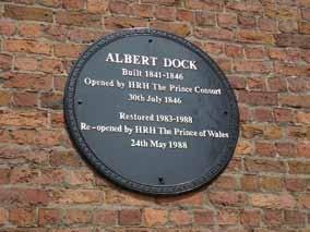 알버트독에서가장인상깊었던것은알버트독스퀘어 (Albert Dock Square) 이다. 비틀즈스토리입구에있는작은광장은알버트독개발을위한주민들의회의와토론공간이었다.