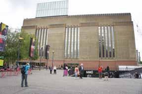 TATE MODERN 생 각 의 지 점 들 테이트 (The Tate) 는 1987년영국의국가소유의영국및국제적인예술작품들을전시하고보관하기위해서 National Gallery of British Art 라는이름으로처음설립되었고, 컬렉션의범위가확대되어설립자인헨리테이트 (Henry Tate) 의이름을따라테이트갤러리 (Tate Gallery) 라고재명명하게되었다.