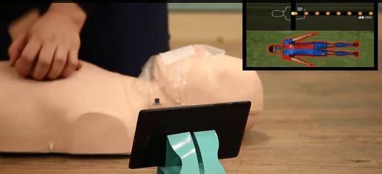 아이엠랩에서출시한시뮬레이션서비스는사용자가심폐소생술실습을할때정확한흉부압박위치, 세기, 타이밍등을내부에부착된센서를통해측정해스마트폰앱으로실시간피드백을해줌.
