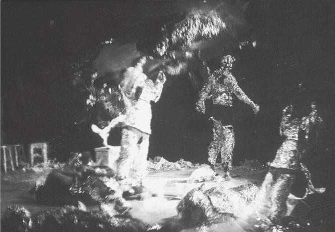 도판 5( 왼쪽 ). 캐롤리슈니먼, < 눈 >, 1967, 허버트미돌 (Herbert Migdoll) 사진. 도판 6( 오른쪽 ). 캐롤리슈니먼, < 눈 >, 1967, C 프린트, 30 44cm, 허버트미돌사진.