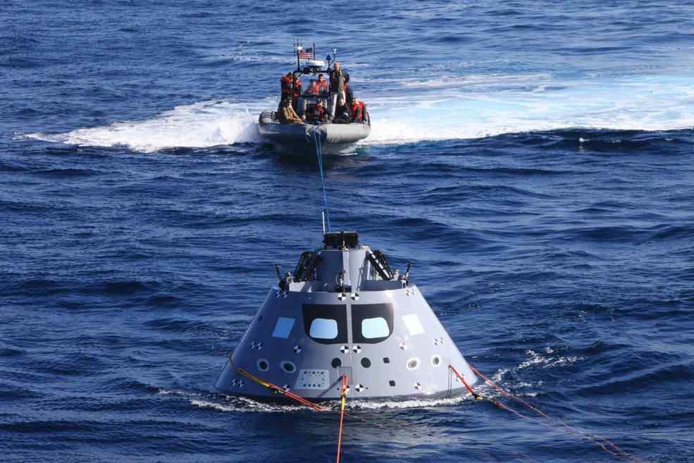미해군, 함정을이용한 NASA 의우주선회수훈련실시 m 미국해군의샌안토니오급상륙수송함 (LPD-26) 이최근캘리포니아해안에서 NASA 의우주선 오리온 승무원모듈 회수시험 (URT) 을 7 번째진행중임.