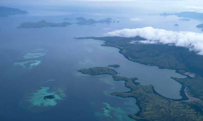 코모도국립공원 발리의동쪽으로는야생이보존되어있는코모도국립공원 (Komodo National Park) 을이루는 Komodo섬, Rinca 섬, 그리고 Padar 섬의세개가있다. 세상에서가장큰도마뱀인코모도드래곤 (Komodo Dragon) 의집인이섬들은나중에인도네시아에서가장뜨거운다이빙장소가되었다.