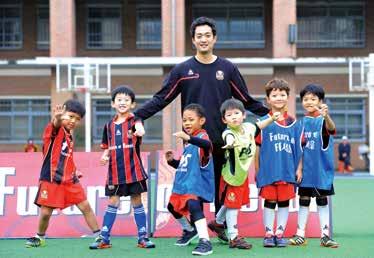 Lớp học bóng đá đa văn hóa FC Seoul Vừa đá bóng vừa đối diện với thế giới hình tròn Thành phố Seoul và đội bóng FC Seoul đã hỗ trợ cho cho các em trong gia đình đa văn hóa tham gia vào lớp học đá