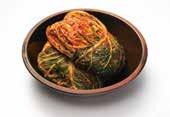 Vì mẹ chồng tôi đã mất nên không có ai dạy cho tôi biết cách làm cả. Kimchi là món ăn tiêu biểu của Hàn Quốc mà. Chỉ cần làm một lần là có thể đưa lên bàn ăn và để ăn dần nữa.