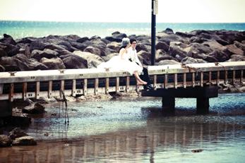 의식하지 않는 내추럴한 모습으로 리마인드 웨딩 와이키키 스트릿, 바닷가, 해안도로 등에서 아름다운 허니 리셉션 서비스 문 사진을 남겨 둘만의 로맨틱한 순간을 사진으로