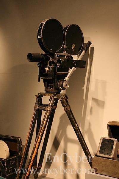 Movie Camera? 동사진 ( 動寫眞 ) 카메라 (motion picture camera) 라고도한다.