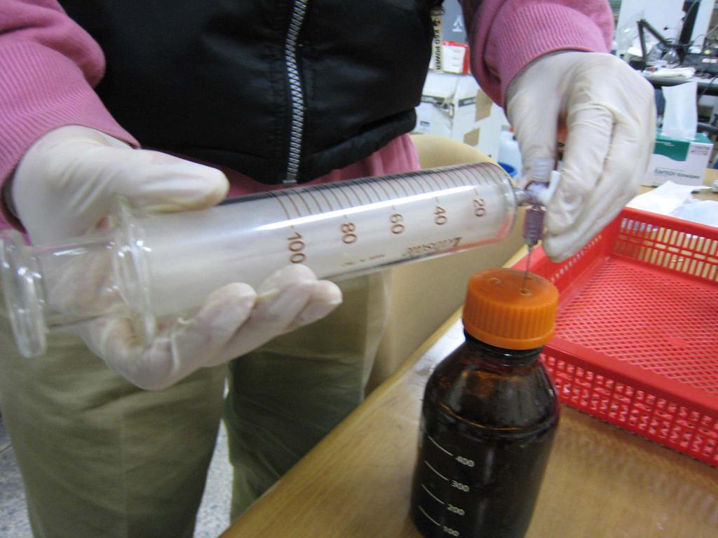 1.5.3 가용화된슬러지를이용한메탄발효 회분식메탄실험에서메탄발생량은 100ml 용량의 galss syringe 를통하여실험기 간동안매일생산가스의양을측정하였으며, 그측정모습은그림 4.18 과같다. 그림 4.
