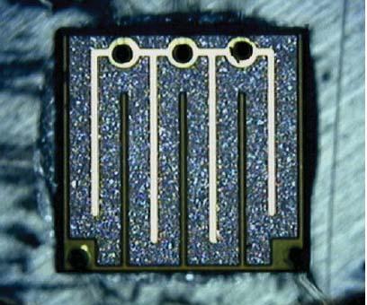 기때문이라보고있다. 이에반해플립칩의경우칩들이각각열전도도를갖는열접착물질 (Ag paste) 을통해알루미늄금속기판위에직접실장되기때문에알루미늄금속기판은칩에서발생한열의방출을위한방열판역할과외부전극과의연결을위한 chip on board 역할을한다. 그렇기때문에상대적으로열적특성이우수하다. < 그림 16> 은플립칩을디자인한그림이다.