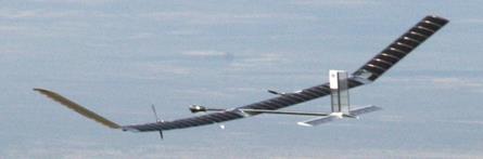 AeroVironment 사의 Raven 은 2011 년말까지 16,000 대이상이납품될정도로가장많이배치된소형무인항공기이다. Raven 은손으로던져이륙시키는전기식추진방식의무인항공기효시인 Pointer 를더욱소형화하여개량시킨것으로총중량이 1.9kg 에불과하다.