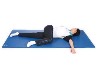 3) 오른쪽둔부가늘어나는것을느끼면서몸쪽으로당겨유지하고, 좌우를번갈아가며실시한다.