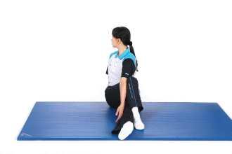 8. 앉아서몸통돌리기 치매예방운동 : 스트레칭 / 관절운동 1) 두다리를펴고앉은자세에서오른쪽다리를왼쪽으로넘겨세운다.