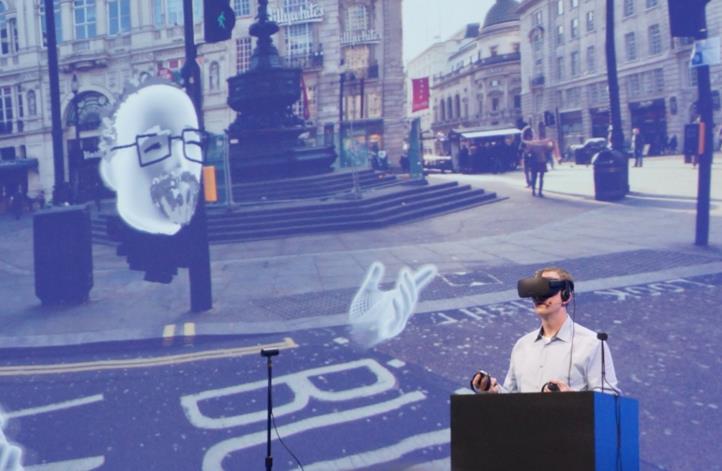 VR을착용한두사람이샌프란시스코거리를함께돌아다니며대화를하고, 사진도함께찍는것이가능한메신져인소셜 VR을공개하였으며현재기술수준으로는 5명까지동시접속이가능하다고발표하였다.