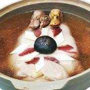 쑤저우요리도이전에궁정요리로현재국가연회에서대다수의요리가쑤저우요리인것을알수있음. 재료는주로해산물위주로신선한활어를사용하였으며조리법도다양하고담백한맛의특징을지님.