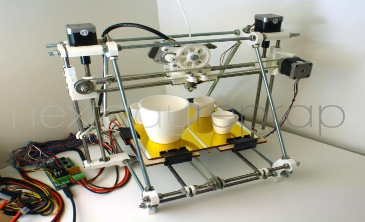 Reprap Project 의발전으로개인들이 3D프린터를소유하기시작함 이처럼 3D 프린터를자체적으로제작가능해졌을뿐만아니라 Stratasys, 3D systems 등업체에서판매하는제품들도가격이하락하면서개인이 3D 프린터를소장하는대중화시대의문턱을넘어서고있다.