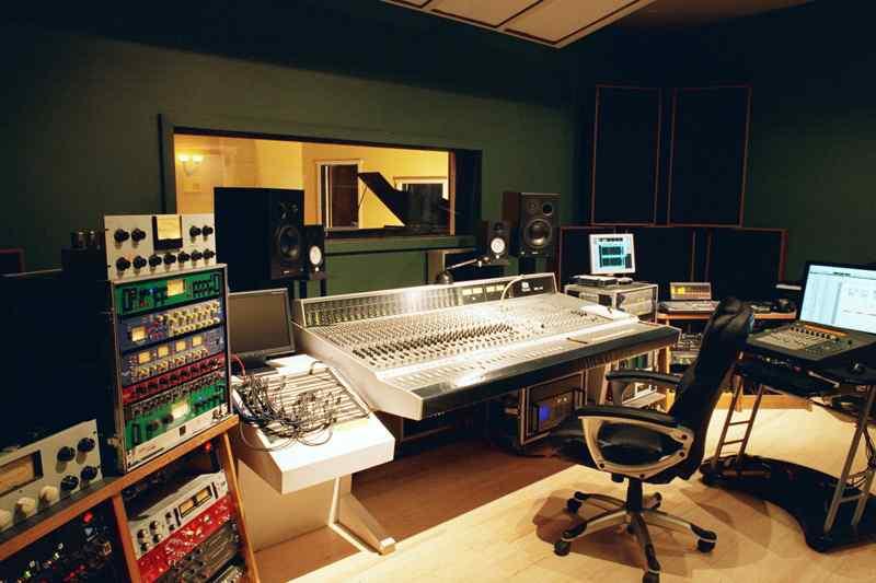 (2) 녹음실 < 녹음실의구조 > 콘트롤룸 :
