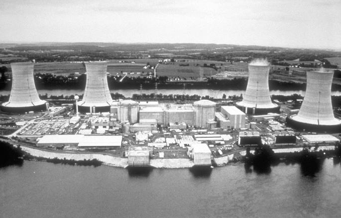 스리마일섬사고와체르노빌사고 스리마일섬핵발전소 1970년대에동력을잃어가던원전건설붐에결정적으로찬물을끼얹은것은스리마일섬 Three Mile Island 과체르노빌 Chernobyl 에서일어난대형원전사고였다. 스리마일섬사고는 1979년 3월 28일새벽에미국펜실베이니아주의주도해리스버그인근의서스쿼해너강에있는스리마일섬의원전 2호기에서일어났다.