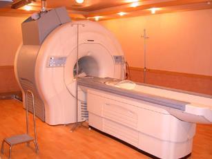 MRI (Magnetic Resonance Imaging) 는 X 선처럼방사선이아니므로인체에무해하고, 입체적인영상화가가능하며컴퓨터단층촬영 (CT) 에비해대조도와해상도가더뛰어나다. 인체물속의수소가자기장에놓일때그속에들어있는양성자를탐사한다.