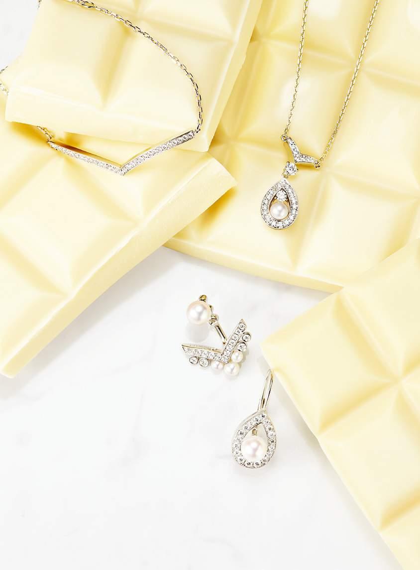 18k white gold with pave brilliant-cut diamonds Joséphine Aigrette pendant in 18k white gold with pave brilliant-cut diamonds and 1 Akoya pearl Joséphine Aigrette earring in 18k