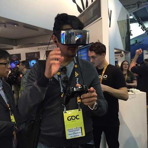행사 그림 49. Oculus 를시연중인 GDC 참가자 대표적인글로벌 IT 회사들은이미가상현실시장의전쟁을시작하였으며오큘러스VR의존카멕최고기술책임자 (CTO) 는 ' 모바일 VR로의여명 '(The dawn of mobile VR) 이라는주제의 GDC 강연에서 " 가상현실은게임그이상 " 이라며 " 전세계 10억명의사람들이가상현실을즐기게될것 " 이라고전망했다.