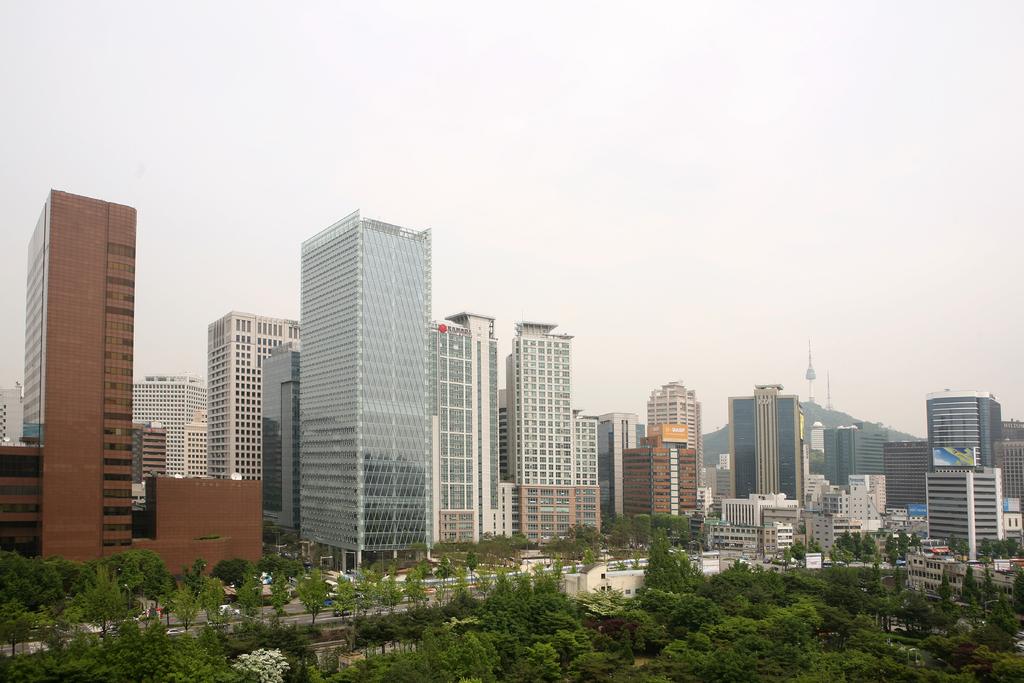 Savills World Research Korea Briefing Seoul office sector 2013 SUMMARY 기업들의외부권역이전과감평등으로서울프라임오피스공실률은상승하였으나오피스거래는활발히이루어졌다. Image : N Tower, Seoul, CBD 2 분기에는 CBD 에 N Tower( 연면적 51,377sqm) 가공급되었다.