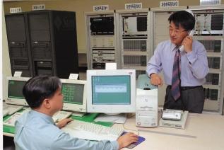 : : 전력거래시스템 한국전력거래소는입찰에서정산에이르는복잡한전력거래업무를다양한컴퓨터시스템으로신속하고정확하게처리하고있다. 또한시장참여자와관심있는모든소비자는언제든지필요한정보를인터넷을통해확인할수있다.